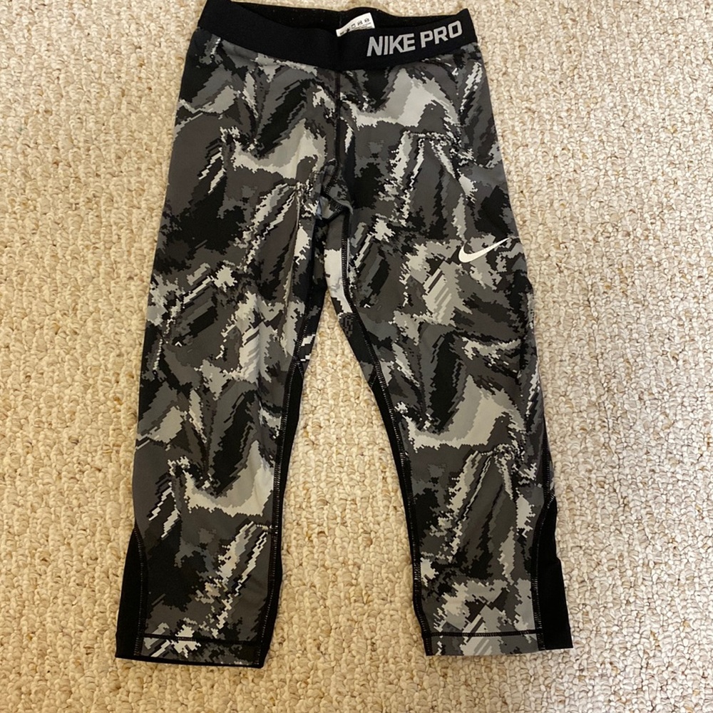 Girls (large) Nike Pro Capri. Black and Grey